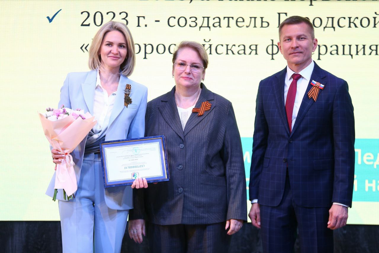 В Краснодарском крае провели конкурс профмастерства «Педагогический Олимп» Об этом в своих соцсетях рассказала вице-губернатор Кубани Анна Минькова. – Сегодня состоялась церемония закрытия конкурсов профмастерства «Педагогический Олимп». Вручили награды победителям десяти профессиональных конкурсов – это лучшие учителя, воспитатели, директора школ, работники допобразования, мастера и преподаватели колледжей и техникумов, – написала Анна Минькова.