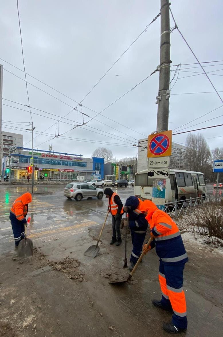 Очистка системы ливневой канализации на улицах Заволжского района продолжается  Резкое потепление может стать причиной подтоплений, поэтому глава города Александр Болдакин поставил перед МБУ «Дорремстрой» задачу усилить очистку ливневой канализации, чтобы предотвратить скопление воды на дорогах и обеспечить её своевременный отвод.  Кроме того, дорожные службы занимаются уборкой снега и наледи с остановочных павильонов и пешеходных переходов.  Сообщить о проблемных участках можно по круглосуточным телефонам Муниципального центра управления 737-911 и 05