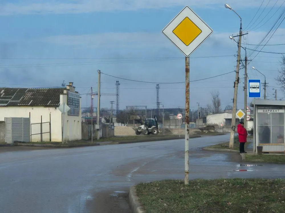 В Джанкойском районе прокуратура требует устранить нарушения при организации дорожного движения Установлено что на улице Джанкойской в городе Джанкое частично отсутствует дорожная разметка стационарное освещение и пешеходные тротуары В этой связи межрайонная прокуратура в адрес органа местного самоуправления внесла представление которое находится на рассмотрении