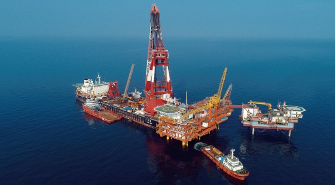 CNOOC Hong Kong будет участвовать в разработке месторождения «Жылыой» в Казахстане Министерство энергетики Казахстана, «КазМунайГаз» и китайский холдинг CNOOC Hong Kong подписали контракт на разведку и добычу нефти на месторождении «Жылыой». Оно расположенно в транзитной зоне северо-восточной части Каспия. Соглашение предусматривает совместную реализацию сложного проекта «Жылыой» на паритетной основе 50/50. При этом финансирование геологоразведки обеспечит дочерняя компания корпорации China National Offshore Oil. В том числе: • сейсморазведку 3D полевые работы, обработка и интерпретация 400 квадратных километров • переобработку исторических данных 2D 400 погонных километров • бурение надсолевой разведочной скважины глубиной 2 000 метров • в зависимости от результатов 3D сейсморазведки, бурение подсолевой разведскважины глубиной 4 500 метров Планируется, что первый этап разведочного периода составит 9 лет. Предположительные запасы нефти на месторождении «Жылыой» могут составлять 185 млн тонн. Logistan.info Логистика Экономика