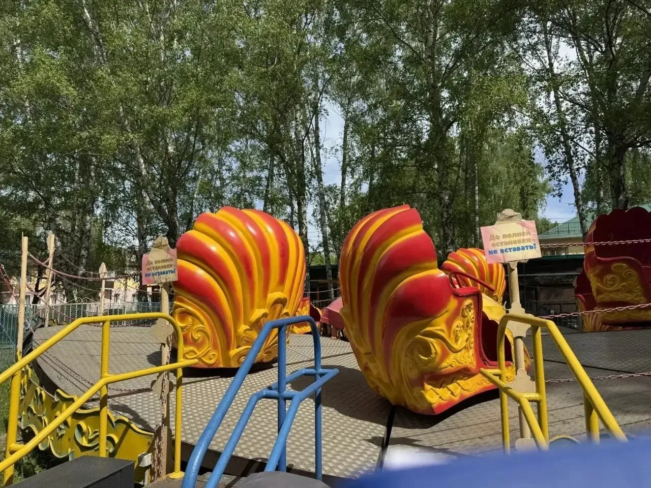 В Стерлитамаке подросток пострадал на карусели в парке Гагарина Прокуратура города проводит проверку по факту травмирования 12 летнего мальчика во время катания на аттракционе Вальс ракушка в парке имени Ю Гагарина ЧП произошло еще 10 мая По предварительным данным ребёнок получил множественные травмы при движении карусели Мальчик госпитализирован врачи оказывают ему необходимую помощь Прокуроры совместно со специалистами проверят техническое состояние аттракциона соблюдение законодательства при его эксплуатации и требований безопасности  Обратная связь  Подписаться  Подписаться в Mакс