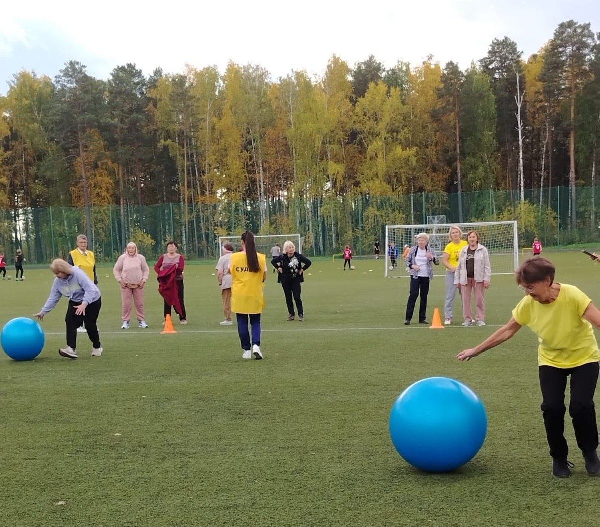 Вчера в рамках Месячника пенсионера спортивная школа Олимп провела спортивное мероприятие для старшего поколения поселка На стадионе школы состоялись Веселые старты Участники с энтузиазмом включились в борьбу за победу демонстрируя не только физическую подготовку но и искреннюю поддержку друг другу Каждый старался проявить максимум ловкости Подобные мероприятия играют важную роль в жизни старшего поколения Они способствуют поддержанию активного образа жизни и укреплению здоровья ведь возраст не преграда для занятий спортом В завершении за дружеской беседой с чашечкой чая участники поделились впечатлениями Рефтинский месячник пенсионера спорт старшеепоколение