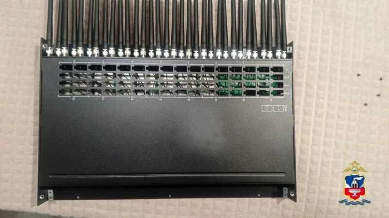 Барнаульский школьник обеспечивал связью телефонных мошенников из за рубежа Правоохранители вычислили девятиклассника которого телефонные мошенники вовлекли в преступную деятельность С апреля он налаживал работу SIM боксов которые обеспечивали функционирование множества виртуальных SIM карт и преобразовывали интернет трафик в мобильную связь Втайне от родителей 15 летний парень периодически перевозил боксы из одной посуточно арендованной квартиры в другую где подключал к электросетям Устройства позволяли зарубежным аферистам звонить жителям разных регионов страны с российских номеров реализуя разные схемы обмана Оплату за свои услуги юноша получал на криптокошелёк сообщает краевое МВД Работу нашел в одном из мессенджеров Полицейские изъяли два SIM бокса ёмкостью по 150 слотов ноутбуки роутеры и видеокамеры Теперь оперативникам предстоит установить преступления для которых использовались устройства а также всех причастных к схеме Начата доследственная проверка