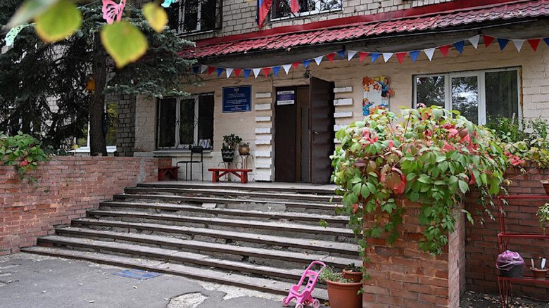 В Донецке завершается восстановление детского сада 197 пострадавшего при вражеской атаке Несмотря на то что в саду ещё не закончен ремонт с 1 сентября его уже посещают 55 детей Круглосуточное водоснабжение здесь обеспечивается за счёт накопительной системы с двумя емкостями и насосной станцией также в детских группах и пищеблоке отдельно установлены водонагреватели Воспитанием ребятишек занимаются семь воспитателей музыкальный руководитель и инструктор по физкультуре newregions