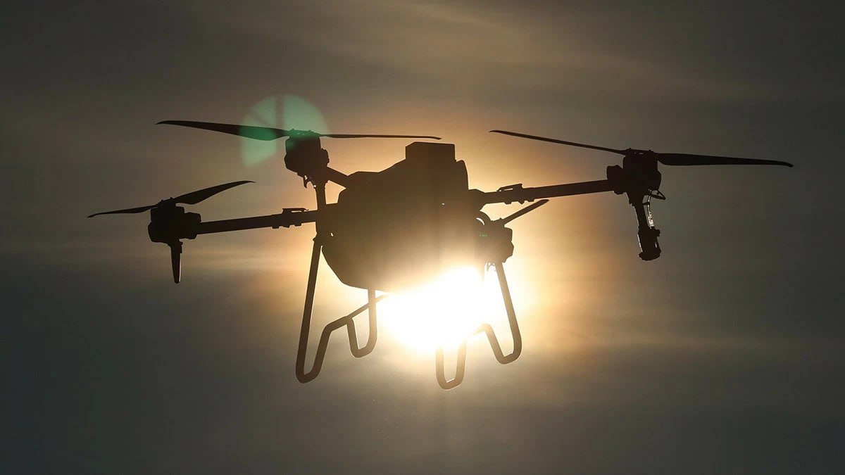 Минпромторг России оценил объем услуг с применением дронов в 26 млрд рублей Более 5000 дронов использовано для выполнения работ в различных отраслях экономики страны Такими оценками с изданием Ведомости поделилась заместитель начальника управления беспилотных систем и робототехники Минпромторга Алла Половченя Министерство впервые подсчитало потребность гражданского сектора в беспилотных услугах отдельно от количества заказанных аппаратов Речь идет сервисах с применением беспилотников таких как мониторинг лесных пожаров сельскохозяйственные работы обеспечение воздушной безопасности проведение поисковых авиационных работ в труднодоступной местности картография инспекция промышленных объектов и ЛЭП наблюдение за ходом строительства поиск людей в ЧС и логистика Производство полностью покрыло необходимость отрасли БАС добавила представитель Минпромторга БАС Беспилотныеуслуги Минпромторг bespilotny1