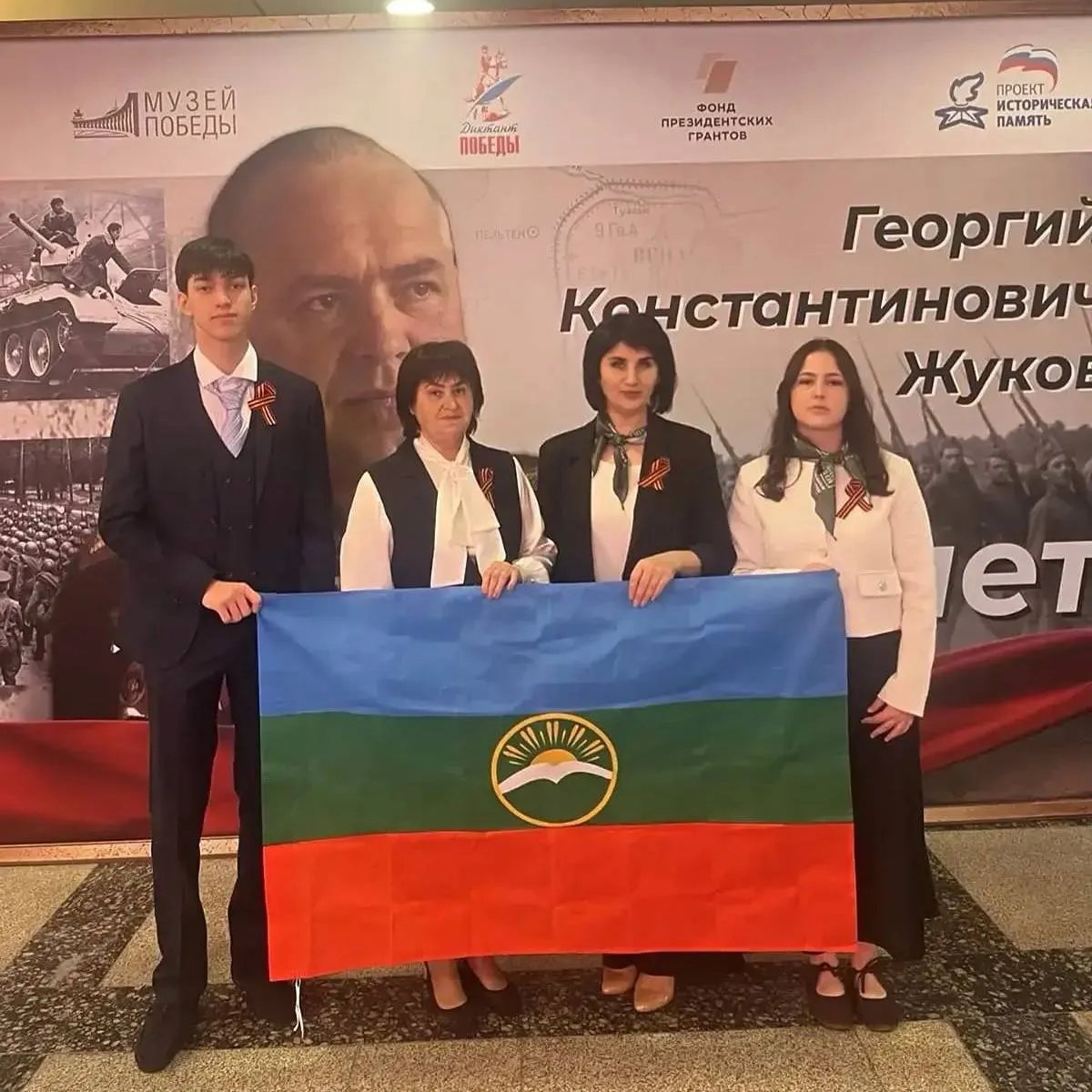 Наши среди лучших В Москве в Зале Полководцев Музея Победы состоялась торжественная церемония награждения победителей и призёров Международного конкурса сочинений и Всероссийского конкурса исследовательских проектов Без срока давности Он играет важную роль в сохранении исторической памяти и патриотическом воспитании молодёжи В мероприятии приняли участие Министр просвещения РФ Сергей Кравцов представители органов власти образовательных и патриотических организаций Организатором выступил Московский педагогический государственный университет В этом году участниками конкурса стали более 500 тыс школьников и студентов из всех регионов России и зарубежных стран Абсолютными победителями и призерами в номинациях стали 60 участников конкурса сочинений и 32 участника конкурса проектов В числе лучших наши земляки жители Карачаево Черкесии ученица 7 класса школы а Эркен Шахар София Касьянова вместе с педагогом наставником Людмилой Харуновной Туркменовой а также студент первого курса Аграрно технологического колледжа Амир Барануков и его наставник Ирина Каншаубиевна Баймурзова От всей души поздравляю наших ребят и их наставников с этим высоким достижением Ваш успех это не только личная победа но и гордость всей Карачаево Черкесии Спасибо за труд талант и бережное отношение к истории нашей страны Уверен что именно такая молодёжь будет достойно хранить память о подвиге поколения Победителей и укреплять будущее нашей республики и всей России Подписывайтесь на МАХ