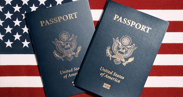 США впервые за 20 лет выпали из топ 10 сильнейших паспортов мира Американский паспорт опустился на 12 е место разделив его с Малайзией Теперь граждане США могут путешествовать без виз в 180 стран из 227 В 2014 году документ занимал первую строчку рейтинга Henley Partners Причина падения потеря безвиза с Бразилией исключение из списка Китая и новые ограничения со стороны Папуа Новой Гвинеи Мьянмы Сомали и Вьетнама Интересно что при доступе в 180 стран сами США разрешают безвизовый въезд лишь гражданам 46 государств занимая 77 е место в Индексе открытости На фоне снижения позиций США Китай усилил влияние за десятилетие поднялся с 94 го на 64 е место предоставив безвиз 76 странам на 30 больше чем у американцев Henley Partners отмечает резкий рост числа американцев подающих на второе гражданство за 2025 год их число выросло на 67 tipical vizovik
