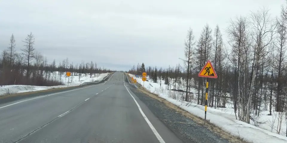 На Ямале подвели итоги работ по дорожному нацпроекту В 2025 году в рамках национального проекта Инфраструктура для жизни на дороге Надым Салехард завершился ремонт 36 километрового участка Дорожники провели комплексную реконструкцию сначала полностью сняли изношенный асфальт затем уложили новое покрытие в два слоя Особое внимание уделили укреплению основания его обработали по технологии холодной регенерации ресайклинга Этот метод применяемый на трассе с 2021 года предполагает измельчение щебёночного слоя и его смешивание со связующими материалами В результате формируется однородное основание способное выдерживать повышенные нагрузки Преимущества ресайклинга очевидны дорога получает увеличенную несущую способность что особенно важно для проезда крупногабаритного транспорта а межремонтный срок службы покрытия заметно продлевается Полную асфальтобетонную укладку всей трассы протяжённостью 344 км планируют завершить уже в следующем году Это позволит обеспечить круглогодичное комфортное и безопасное движение по ключевому транспортному коридору региона     Медиацентр Салехард Подписаться на нас   Поддержать бустом Заказать рекламу