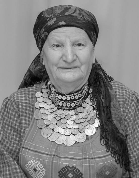 ТОЛК новости Барнаула Алтайского края и Республики Алтай Умерла участница Бурановских бабушек Зоя Дородова Женщине было 85 лет О её смерти сообщил глава Малопургинского района Удмуртии Александр Деев на своей странице Это невосполнимая утрата для нашей культуры для всех нас Выражаю самые глубокие соболезнования родным близким и всем кто разделяет эту боль написал он Дородова родилась 15 апреля 1940 года Долгое время она работала пекарем в бурановской пекарне а затем дояркой в колхозе После замужества Зоя Сергеевна переехала в село Бабино где работала поваром и заведующей в школьной столовой После смерти мужа вернулась в Бураново Дородова в качестве певицы выступала с коллективом Бурановских бабушек однако она не участвовала в конкурсе Евровидение 2012 Музыкальный конкурс проходил в Баку российский коллектив подробнее на канале ТОЛК новости Барнаула Алтайского края и Республики Алтай