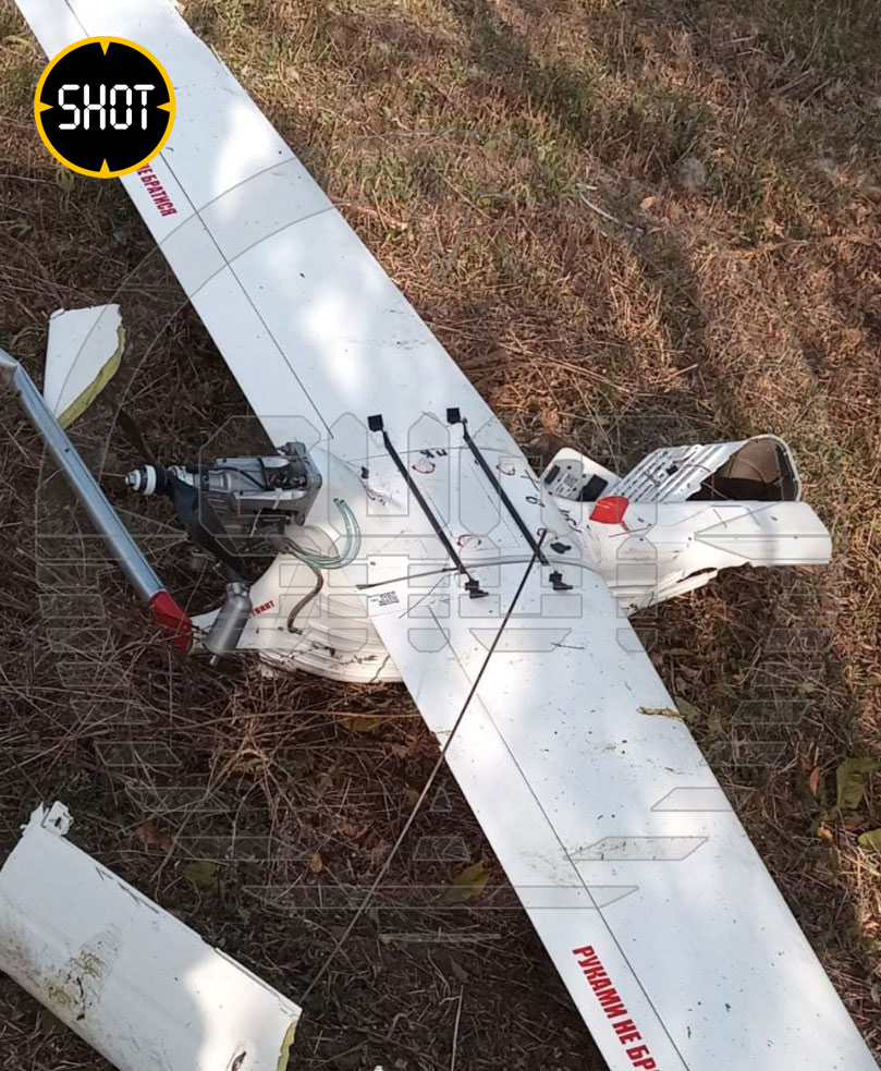 Повреждённый украинский беспилотник нашли на Кубани  По данным SHOT, находку сделали в Выселковском районе Краснодарского края пару часов назад. По словам местных, звуков взрыва не было. Возможно, этот БПЛА рухнул там уже давно.  Последняя атака ВСУ на эту местность беспилотниками была в ночь на 21 сентября.  На месте работают экстренные службы.