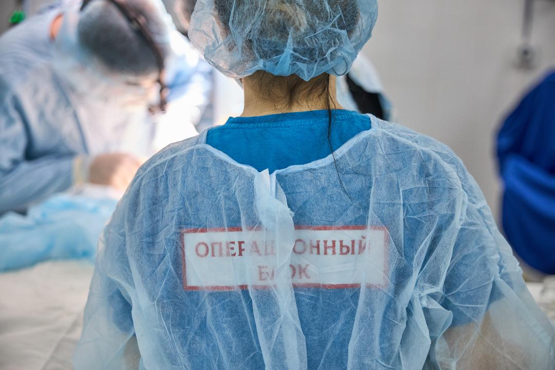 Списала боль на гастрит обычный приступ тошноты обернулся для многодетной матери экстренной операцией Утро в приёмном отделении больницы Бурятии шло своим чередом очереди в регистратуру пациенты с температурой и травмами Но около полудня двери распахнулись и бригада скорой помощи ввезла на каталке бледную женщину которая жаловалась на резкую боль в животе и рвоту В ней фельдшеры заметили тревожные следы крови Боль была сильной а анализы не давали прямых результатов Однако врачи поняли что это не просто воспаление а инфаркт кишечника ПОДРОБНЕЕ