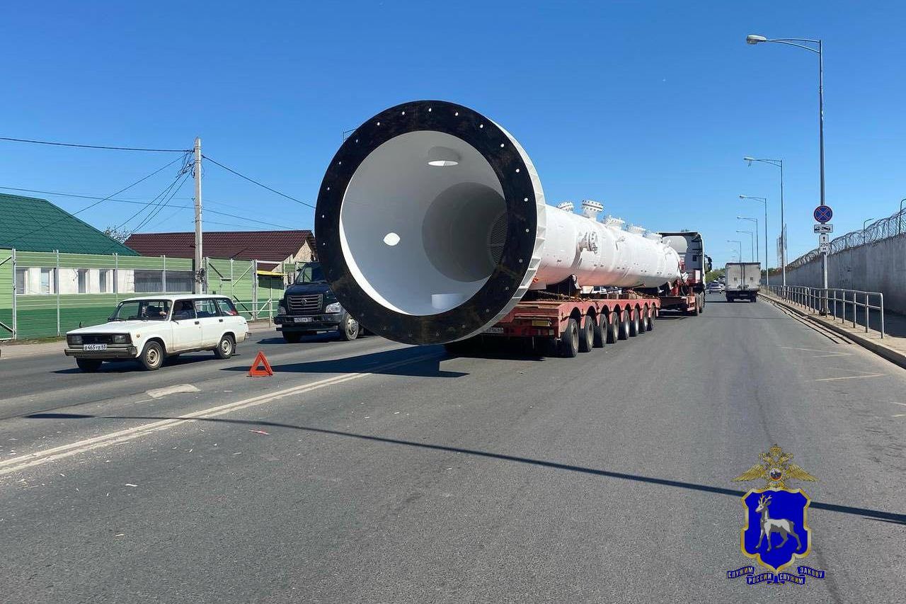Огромная труба устроила ДТП и пробку в Самаре. Необычное дорожно-транспортное происшествие с участием трубы водовода, которую перевозил спецтранспорт на 18 колесах, произошло вчера в Куйбышевском районе:
