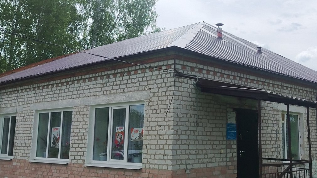В селе Старый Ропск Климовского района капитально отремонтировали фельдшерско-акушерский пункт. Работы велись в рамках нацпроекта «Продолжительная и активная жизнь». Об этом сообщается на страниц департамента здравоохранения региона в соцсети «Вконтакте».   Были обновлены кровля и фасад здания, специалисты отремонтировали крыльцо и водосточную систему. Внутри помещения обновили стены и полы, установили новую входную дверь. Также ФАП пополнился новым оборудованием, включая офтальмологический тонометр. Местных жителей обслуживает опытный фельдшер Анна Сарвилина. Ее опыт работы составляет 38 лет.   Суземскую ЦРБ по нацпроекту оснастили новым оборудованием.  Фото: сообщество vk.com/brk_med