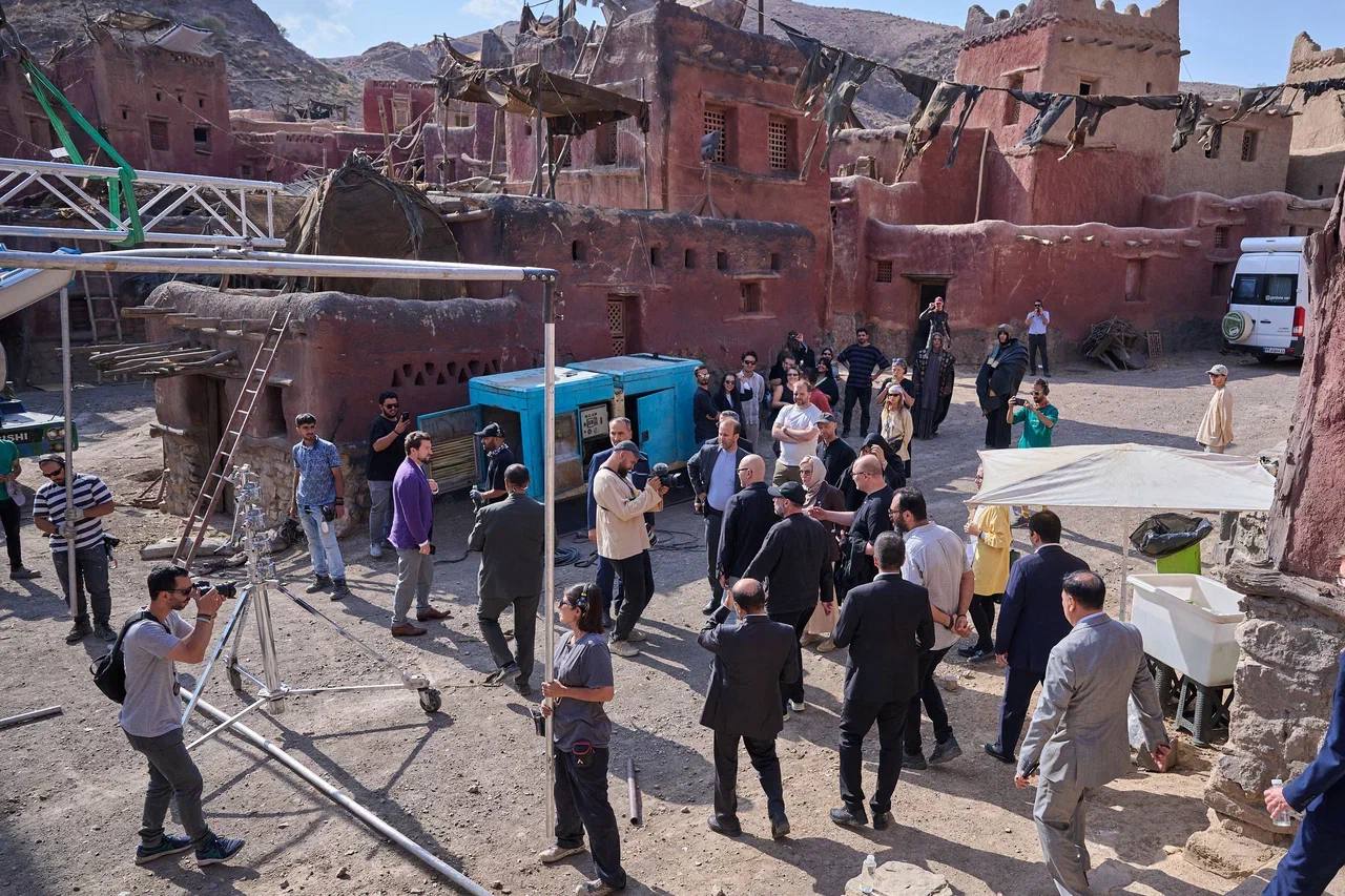 В Иране проходят съемки масштабной экранизации повести братьев Стругацких «Трудно быть богом» Wink — на днях комплекс Noor Cinema посетила министр культуры Ольга Любимова. Сегодня на фоне эскалации конфликта между Ираном и Израилем Минкультуры России заявило, что работает над возвращением российских артистов из Ирана, их жизни ничего не угрожает. Очень надеемся, что с группой все будет хорошо