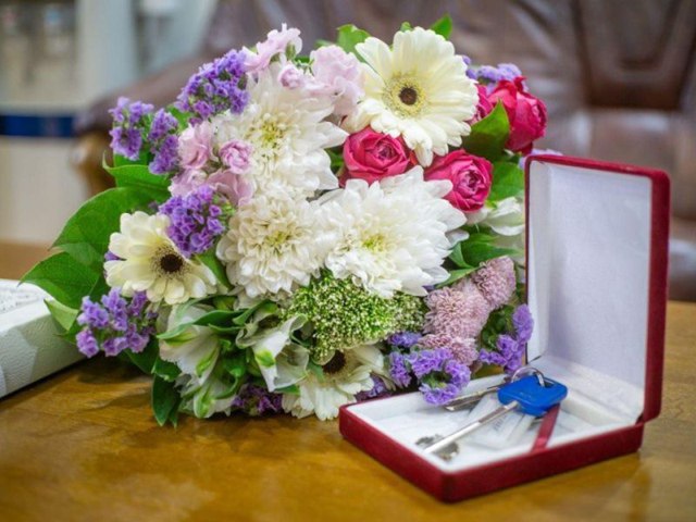 Ключи от трех квартир вручили сиротам в Люберцах В Подмосковье трое детей-сирот получили бесплатные квартиры. Фото: Пресс-служба администрации городского округа Люберцы. Автор: Анастасия Косенко. В Люберцах на торжественной церемонии вручили ключи от трех квартир детям-сиротам и детям, оставшимся без попечения родителей. Об этом сообщили в пресс-службе администрации городского округа. Владельцами однокомнатных квартир в поселке Марусино стали Кристина, Андрей и Матвей. Кристина учится в Люберецком техникуме имени Ю. А. Гагарина по специальности «Информационные системы и программирование», увлекается рисованием. Андрей окончил университет МВД по специальности юрист, интересуется охотой, рыбалкой и спортом. Матвей — студент Детчинского аграрного колледжа и игрок местной баскетбольной команды. По его словам, в 2024 году новоселье отметили 49 детей-сирот и детей, оставшихся без попечения родителей. Новости Люберец.