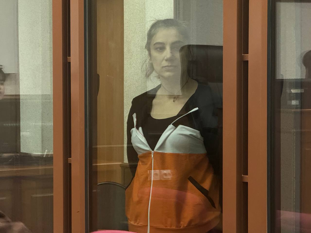  Приемная мать Далера Бобиева отказалась признавать вину в убийстве По версии следствия, Вероника Наумова утопила пятилетнего мальчика в ванной, а после прятала его тело, продолжая получать социальные выплаты. Выступая с последним словом, женщина заявила, что это неправда: «Ребенка я не убивала. Из экспертиз не ясна причина смерти Далера. Может, если бы я вызвала тогда скорую, он бы остался жив. Это моя самая большая вина». Наумовой запросили максимально возможное наказание — 25 лет лишения свободы. Приговор огласят 28 июля. Фото: пресс-служба прокуратуры Свердловской области Новости из Екатеринбурга