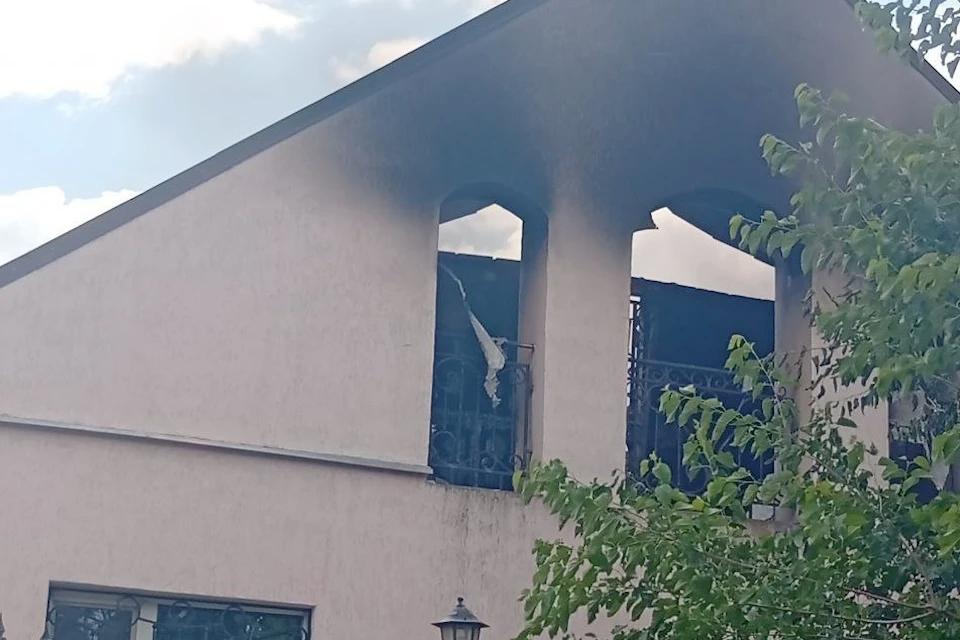 В Каховском округе дроны ВСУ не давали потушить загоревшийся дом В Каховском округе сгорел жилой дом, который не давали потушить украинские дроны. Как сообщил глава администрации Павел Филипчук, строение загорелось из-за попадания вражеского снаряда. «Тушить было небезопасно - над домом летали дроны весь день. Нацистские террористы пытались атаковать прибывшие на тушение службы», - отметил глава округа. Ситуацию контролировали сотрудники пожарно-спасательного отделения, которые не позволили огню перекинуться на соседние дома. Рядом с местом пожара и обстрела также обнаружены кассетные боеприпасы.