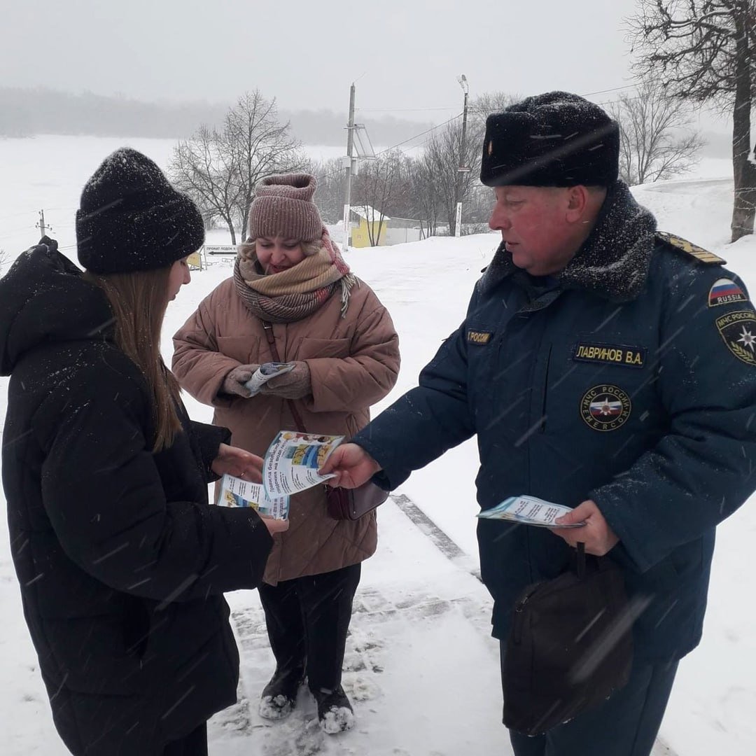 На водоемах Тамбовской области обстановка по-прежнему сложная  Толщина льда остается опасной для нахождения на нем человека и составляет 6 - 8 см. Безопасным для человека считается лед толщиной не менее 10 см.  МЧС России напоминает:   не выходите на лед до наступления устойчивых морозов;  любителям подледного лова рыбы лучше воздержаться от посещения водоемов до формирования крепкого ледяного покрова;  отправляясь на водоем, сообщите близким в какой именно район, на какое время и каким маршрутом направляетесь;  не оставляйте детей без присмотра;  не играйте вблизи водоемов.  В случае возникновения чрезвычайных ситуации или происшествий звоните 112.   ГУ МЧС России по Тамбовской области