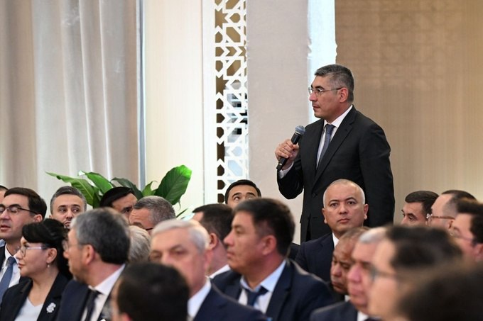 С 1 января 2026 года предприниматели в Узбекистане будут освобождены от обязанности самостоятельно формировать отчётность по земельному имущественному социальному и подоходному налогам Эти документы бесплатно подготовят сотрудники налоговых органов сообщили в ходе диалога с предпринимателями 20 августа Бизнес сохранит право в течение пяти дней внести исправления в готовые отчёты Президент напомнил что два года назад для плательщиков налога с оборота была введена система при которой их бухгалтерский учёт вели сотрудники налоговой службы Сегодня малые и крупные предприятия платят одинаковые штрафы за несвоевременное представление налоговой отчётности Причём санкции начисляются отдельно за каждый вид отчёта С 1 ноября налоговому комитету поручено перейти на систему единого штрафа независимо от числа несданных или задержанных отчётов Для малого бизнеса размер штрафов будет уменьшен в три раза с 10 до 3 БРВ Для тех кто три месяца подряд своевременно подавал отчётность при задержке до пяти дней санкции не будут применяться С 1 июля 2026 года планируется внедрение системы позволяющей осуществлять налоговые платежи а также проводить зачёт переплат и задолженностей через единый казначейский счёт Остерегайтесь фейков Это единственный официальный канал NovostiUZ Подпишитесь чтобы получать достоверные новости и актуальные курсы валют   Вы с Telegram Premium Поддержите нас одним нажатием Ссылка на пост   telegram me NovostiUZ 57962
