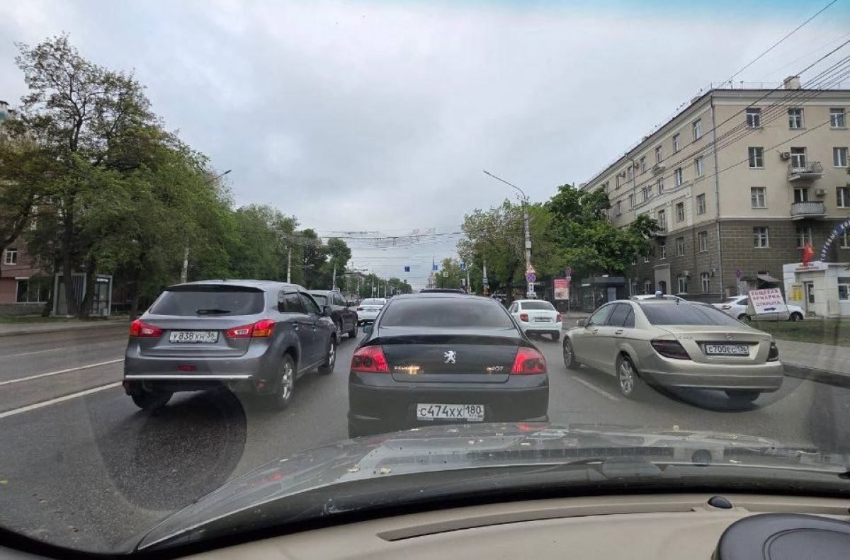 Светофоры перестали работать в час-пик на Лизюкова и Кольцовской в Воронеже На пересечении улиц Жукова и Лизюкова даже успело случиться ДТП. На Кольцовской, говорят очевидцы, выставили регулировщика. ↗ Прислать новость Подписаться
