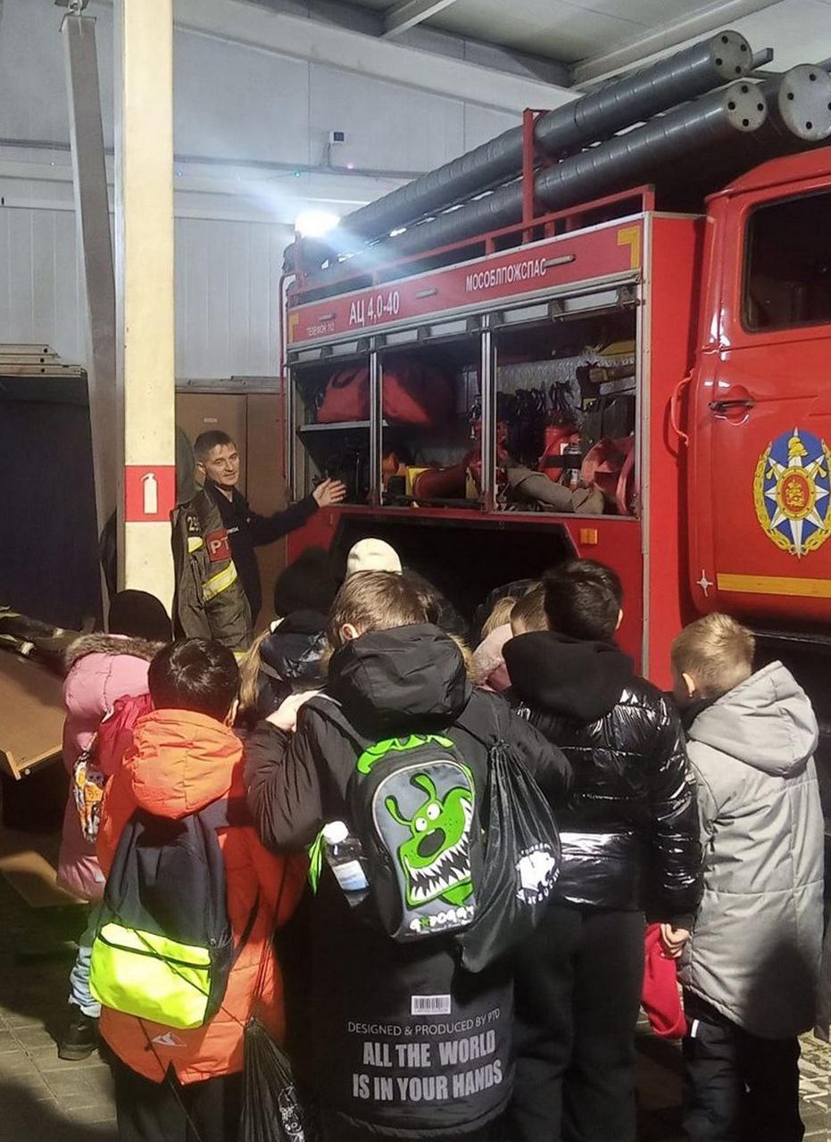 Друг или враг О коварстве огня пожарные рассказали детям   Работники Мособлпожспас провели для подмосковных школьников увлекательные уроки безопасности Вот некоторые из них В Красногорском округе огнеборцы ПСЧ 331 встретились с учениками средних классов из деревни Глухово Специалисты показали детям пожарный инвентарь научили пользоваться огнетушителем и к всеобщей радости разрешили вместе с пожарными потушить условное возгорание В Лосино Петровском округе работники ПСЧ 296 для второклассников из Свердловской школы провели экскурсию по подразделению Гости увидели спецтехнику её оснащение и узнали о буднях пожарных и спасателей В округе Шатура пожарные ПСЧ 291 организовали день открытых дверей для первоклассников из посёлка Туголесский Бор Работники подразделения показали школьникам оборудование которое используют при тушении пожаров и объяснили почему нельзя играть с огнём и прятаться от страха в шкафу В завершение встреч гости получили листовки с простыми правилами безопасности которые научат правильно действовать в нештатных ситуациях   Подписаться на ГКУ МО Мособлпожспас