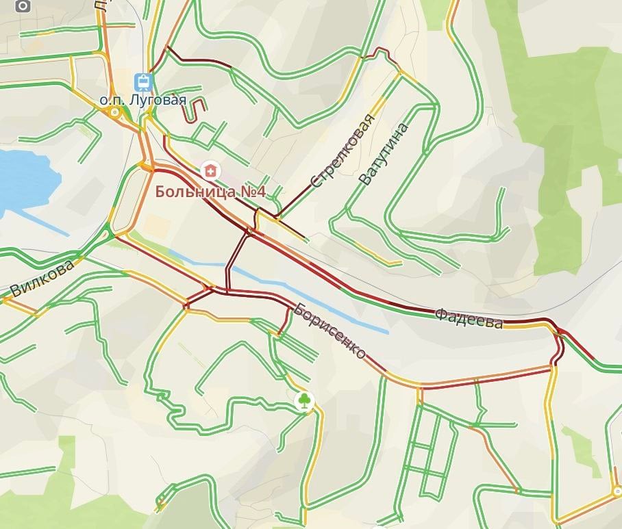 Ожидаемо на Борисенко и Фадеева собрались пробки из-за перекрытий дороги для тушения пожара в районе Клубной.  Автобусы сейчас объезжают перекрытие или по Никифорова или по Фадеева.