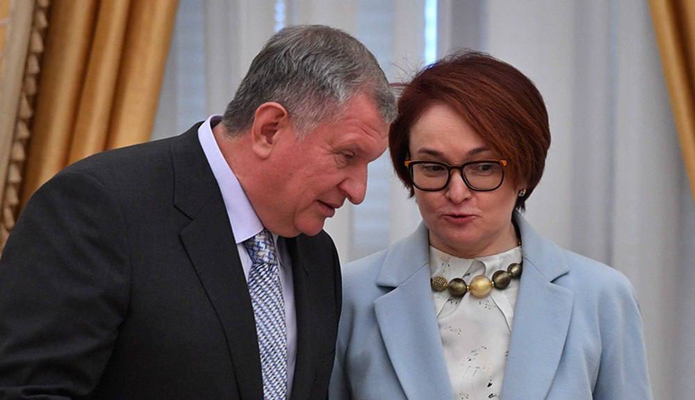 А точно Набиуллина виновата? Чистая прибыль "Роснефти" по МСФО, относящаяся к акционерам, в I квартале 2025 года составила 170 млрд руб., говорится в сообщении компании - Агрегатор Правды В I квартале 2024 года чистая прибыль "Роснефти" составила 399 млрд рублей. Сечин обвинил Набиуллину в падении прибыли компании: процентные расходы по кредитам и займам выросли в 1,8 раза год к году, подчеркивается в информации. "Банк России принимает самостоятельные решения по определению курса национальной валюты, принимая во внимание, прежде всего, реалии финансовой системы. Формирование курса, таким образом, не учитывает экономические условия деятельности компании, что создает дополнительные издержки при расчете налогооблагаемой базы, конверсии валют, занижает стоимость нефти в рублях и так далее", - сказал Сечин. В числе иных причин катастрофы назвали: дальнейшее ухудшение макроконъюнктуры, включая снижение цены российской нефти Urals и расширение дисконтов, новые санкционные ограничения, а также укрепление рубля. А что по санкциям? Ничего Сечин не хочет сказать? Агрегатор правды Подписаться