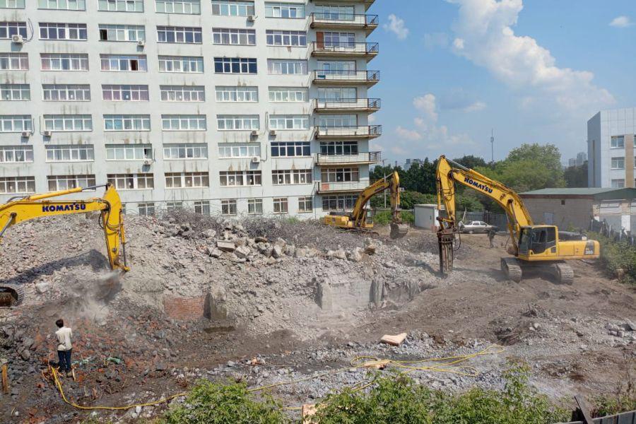 Руководитель Свердловской области Денис Паслер объявил о начале строительства приемного отделения на базе Городской клинической больницы № 40 в Екатеринбурге Свердловская область станет одной из площадок, где будет реализован новый для России проект по совершенствованию экстренной медицинской помощи пациентам с жизнеугрожающими состояниями. Уже согласовано техническое задание, экспликация помещений. В настоящее время идет подготовка земельного участка под установку модульной конструкции приемного отделения. До конца июня будет демонтирован объект незавершенного строительства, расположенный на этой территории, и в июле-августе планируется начать монтаж здания, площадь которого с переходами составит почти 1,5 тыс. кв. метров. Подробнее читайте на сайте «Областной газеты». департамент информационной политики Свердловской области Подписаться на «ОГ» Прислать новость Поддержать канал