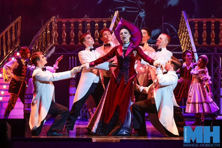 В Беларуси увеличили надбавки работникам сферы культуры Размер надбавки за высокие профессиональные и творческие достижения сложность и напряженность труда увеличен с диапазона 5 25 до 17 32 Также для сотрудников бюджетных организаций культуры изменили размер средств направляемых на отраслевую надбавку за работу в сфере Показатель увеличен с 64 до 66 Минск Новости MINSKNEWS BY Telegram Viber FB VK Inst TikTok YouTube