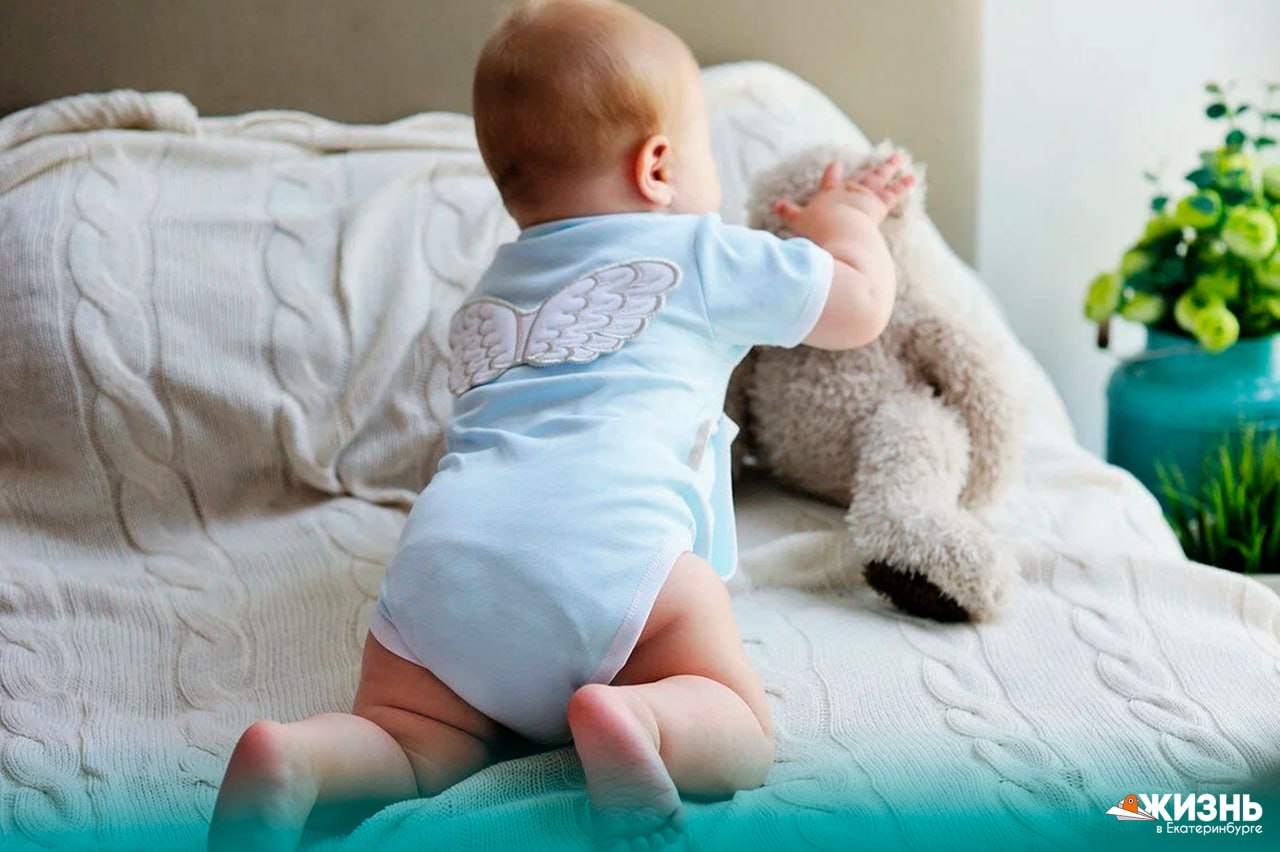 Трагедия в Шалинском районе суд вынес приговор отцу погибшего младенца 2 месячный ребёнок погиб во сне после того как отец уложил его на подушку и уснул рядом Во сне малыш перевернулся и оказался лицом в постели из за чего не смог дышать В отношении мужчины возбудили дело о причинении смерти по неосторожности Он признал вину и примирился с матерью ребёнка которая просила закрыть дело однако суд отказал В итоге отцу назначили наказание 6 месяцев исправительных работ Подписаться на Жизнь в Екб   Канал в MAX