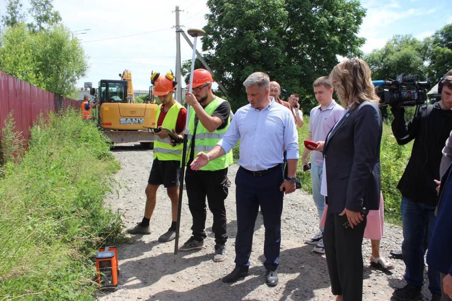 Корифей Хабаров   Социальная газификация в Хабаровском крае: 13,2 тыс. домов подключены к газовым сетям  В Хабаровском крае продолжается реализация программы социальной газификации. На сегодняшний день жители региона подали 13,6 тыс. заявок, из которых 13,2 тыс. договоров на подключение уже заключены. В 2024 году введены в эксплуатацию газораспределительные сети в Хабаровске, Комсомольске-на-Амуре, селах Осиновая Речка, Богородское и поселке Солнечный, что обеспечило техническую возможность подключения для 9 тыс. домовладений.    Планы на 2025 год   Завершение строительства 23 объектов газовой инфраструктуры   Подключение еще 13 тыс. домов в Хабаровске, Комсомольске-на-Амуре, Ульчском, Хабаровском, Солнечном и районе им. Лазо  ℹ  Условия участия в программе: Дом должен находиться в населенном пункте,... подробнее на канале: Корифей Хабаров @
