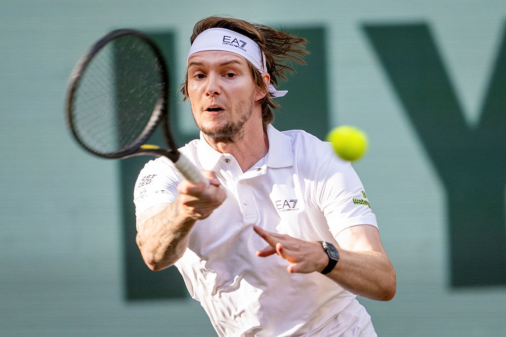 Бублик 13-й раз в карьере вышел в финал турнира ATP Представитель Казахстана Александр Бублик вышел в финал турнира ATP в швейцарском Гштааде. В 1/2 финала 28-летний Бублик, посеянный на турнире под вторым номером, победил француза Артюра Казо, 116-ю ракетку мира, со счетом 6:1, 7:5. В решающем матче соперником Бублика будет аргентинец Хуан-Мануэль Серундоло 109-й номер рейтинга ATP . Бублик родился в Гатчине Ленинградская область , за Казахстан он выступает с 2016 года. На его счету пять титулов ATP, в финал он вышел в 13-й раз. Сейчас он занимает 34-е место в мировом рейтинге. Турнир в Гштааде категории ATP 250 с призовым фондом €596 тыс. завершится 20 июля. Getty Images Подписаться на «РБК Спорт»