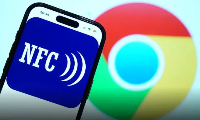 Мошенники стали массово красть деньги у россиян со смартфонами на Android через NFC Эта технология используется для безналичной оплаты но позволяет и внести деньги на свой счет Во второй половине 2025 года на эту схему пришлась половина всех дистанционных хищений с использованием вредоносных программ сообщили Известиям в МВД Злоумышленники убеждают людей привязать к NFC на телефоне карту и зачислить на нее средства через банкомат для вывода денег на якобы безопасный счет Тенденция сохраняется и в 2026 году jkinvest news jkinvest