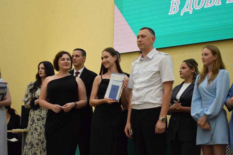 Донские полицейские вручили дипломы выпускникам юридического факультета  Во Всероссийском государственном университете юстиции состоялась церемония вручения дипломов выпускникам юридического факультета. Почетными гостями столь радостного события стали врио заместителя начальника ГСУ ГУ МВД России по Ростовской области начальника следственной части подполковник юстиции Василий Лысенко, Старший специалист отдела кадров Главного Следственного Управления ГУ МВД России по РО майор юстиции Руслан Лимаенко и представили других силовых ведомств.  Церемония началась с пламенной речи директора университета – Багавдина Магомедова.  Он поздравил молодых специалистов с завершением одного из важнейших этапов в жизни и выразил уверенность в том, что знания, полученные за годы обучения, станут прочным фундаментом для будущей успешной карьеры. Вместе с тем пожелал выпускникам стать настоящими профессионалами и внести свой вклад в развитие российской правовой системы.  Вручая дипломы выпускникам, подполковник юстиции Василий Лысенко поздравил выпускников и пригласил на службу в правоохранительные органы, подчеркнув, что служение закону и обществу имеет критически важное значение для поддержания правопорядка. поэтому надеется, что выпускники посвятят себя защите прав и свобод граждан. Также он рассказал о перспективах карьерного роста в системе МВД России.  В стороне не остались и остальные участники мероприятия. Они пожелали будущим специалистам успехов и больших побед.  В завершение мероприятия выпускники обратились к руководству вуза и педагогическому составу. Они выразили благодарность за знания и умения, которые получили за все годы обучения.  #gumvdro #мвд #мвд61 #МВДРоссии #полиция #ростов #ростовскаяобласть