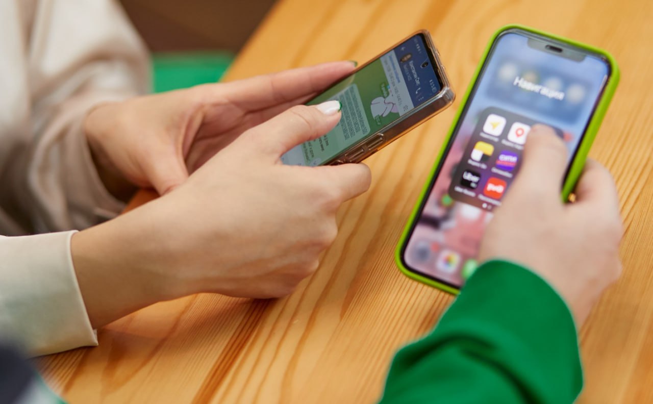 В Архангельске на 15 вырос спрос на внешние аккумуляторы высокой ёмкости Жители Архангельска сменили компактные аксессуары на сверхъёмкие пауэрбанки По итогам 2025 года в объединённой розничной сети МегаФона и Yota на 50 выросли продажи устройств ёмкостью 60 000 мАч способные зарядить как смартфон так и ноутбук Кроме того в сегменте внешних аккумуляторов спрос на модели ёмкостью 30 000 мАч увеличился на 10 а на 40 000 мАч на 32