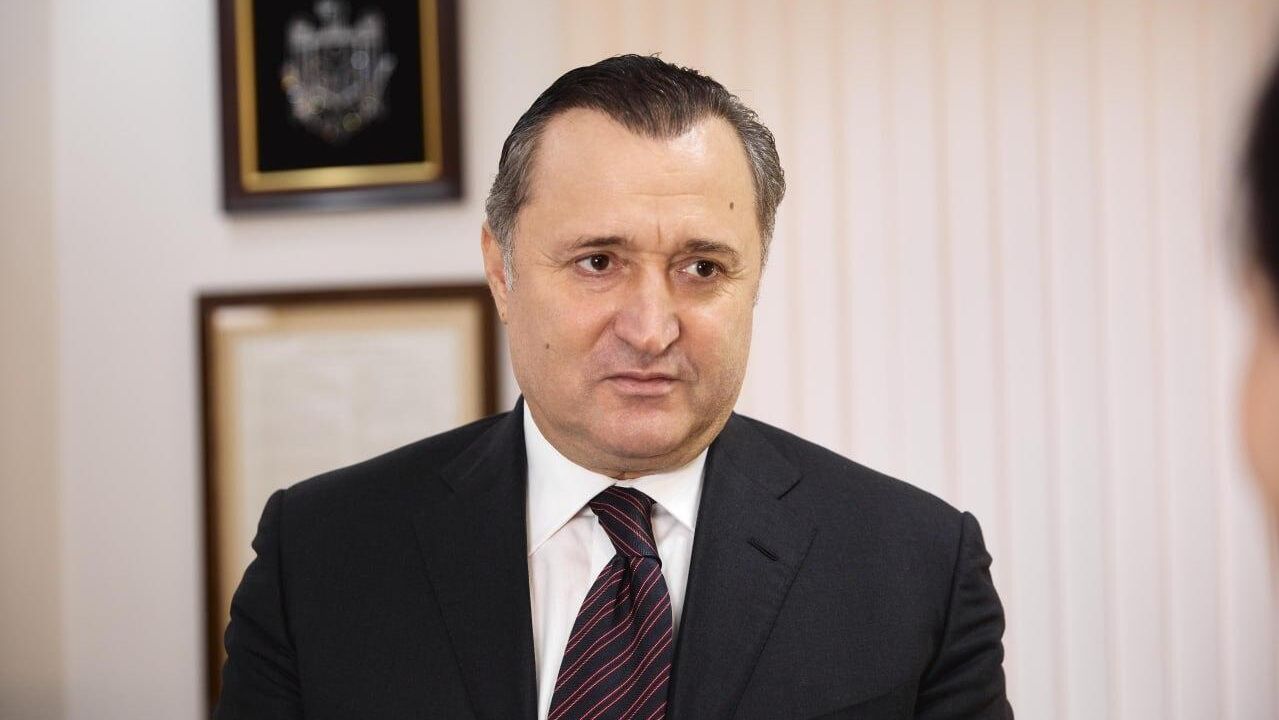 Полиция Молдавии заявляет что экс премьер Молдавии Владимир Филат объявлен в розыск по линии Интерпола после того как во Франции его приговорили к двум годам тюрьмы по обвинению в якобы отмывании денег это решение Филат ранее назвал политически мотивированным Агентство AFP сообщило 22 декабря что французский суд заочно приговорил Филата к двум годам тюремного заключения и штрафу в размере 100 тысяч евро за якобы отмывание денег в рамках коррупционного дела Сам Филат заявил что намерен опротестовать решение которое он считает политически мотивированным Отдел по международному сотрудничеству полиции был уведомлен Центральным бюро Интерпола в Париже что Филат находится в международном розыске с целью ареста заявила журналистам пресс секретарь полиции республики Диана Фетко Французские власти в 2022 году возбудили уголовное дело в отношении виллы недалеко от Женевы расположенной на территории Франции которая принадлежит племяннице Филата