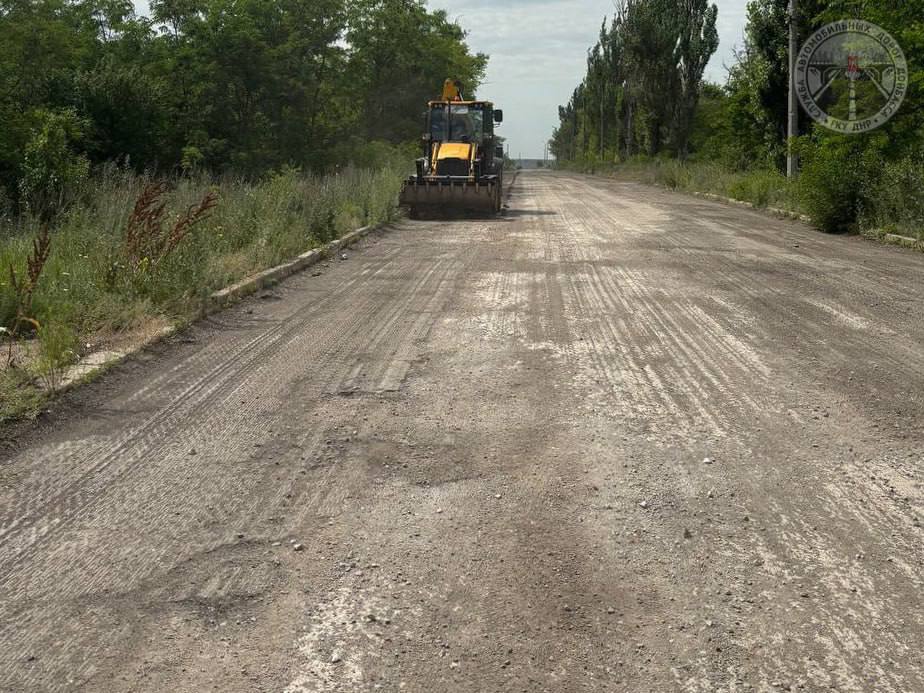 В Республике продолжается ремонт дорог. Так, в Шахтерском муниципальном округе дорожники приступили к укладке асфальтобетонного покрытия на участке Михайловка-Каменка и на автодороге местного значения Полевое-Димитрова-Тимофеевка.  Подписаться