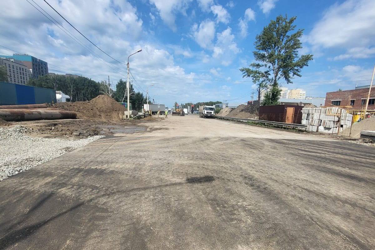 На Левобережье заменили участок магистрального трубопровода Ремонтные работы проходили на улице Волгоградской. Автомобильное движение было полностью восстановлено на пять дней раньше заявленного срока.Досрочное восстановление движения облегчит дорожную ситуацию в этом районе. Специалисты выполнили полную замену строительных конструкций канала теплотрассы и самих трубопроводов. Обновлённый участок является частью восточного луча Кировской районной котельной, обеспечивающей теплоснабжение значительной части Левобережья. Выполненные работы позволят повысить надёжность подачи тепла в отопительный сезон. Подписаться Написать в редакцию