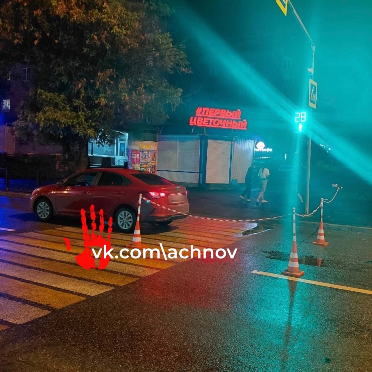 В Магнитогорске автоледи сбила 17-летнюю девушку На проспекте Карла Маркса, в ночь на 4 июня, примерно в 00:07, водитель легкового автомобиля Hyundai, по предварительным данным — женщина, сбила 17-летнюю девушку, которая переходила дорогу по зебре. Пострадавшая получила травмы и была осмотрена врачами. Вместе с родителями её также доставили в полицию — не только для фиксации происшествия, но и по другому поводу: девушка находилась на улице без сопровождения взрослых в ночное время, что вызвало интерес правоохранителей. Теперь родителям подростка предстоит объяснить, почему их несовершеннолетняя дочь была одна в столь поздний час. Полиция решает вопрос о возможном привлечении к административной ответственности за ненадлежащее исполнение родительских обязанностей.