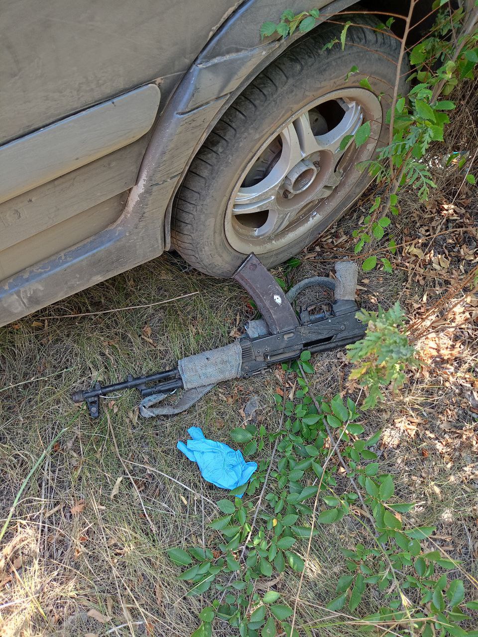 Силовики ликвидировали бандита во время погони с перестрелкой в Иловайске, ДНР В ОМВД России «Иловайский» поступило сразу несколько заявлений о разбойных нападениях и угонах автомобилей. В каждом случае потерпевшим угрожали автоматом. Были угнаны: Chevrolet Aveo, ВАЗ-2107 и ВАЗ-211. Полицейские оперативно установили местонахождение похищенного транспорта. Во время погони преступник начал стрелять в сторону полицейских. Силовику пришлось применить табельное оружие. Бандит получил огнестрельное ранение. Позже он скончался в больнице. Объявления работа Купи/продай авто Написать в Блокнот