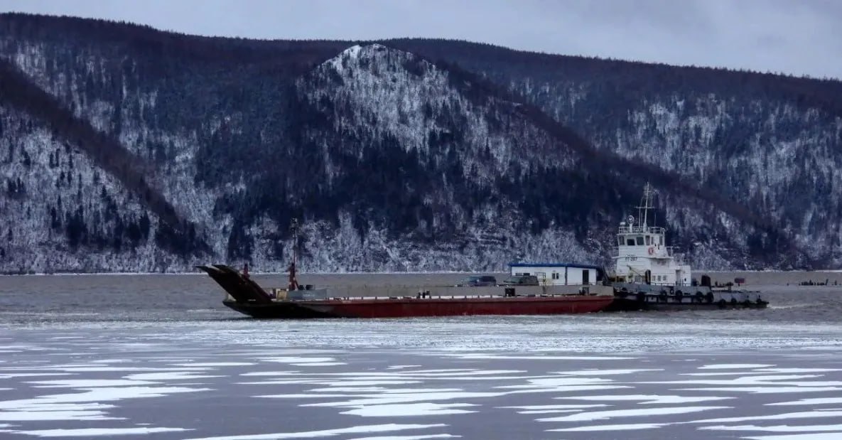 Паромная переправа в Николаевске на Амуре прекращает свою работу С 7 ноября в связи с ледовой обстановкой паромная переправа село Подгорное Николаевск на Амуре прекращает работу На реке начался ледостав а потому выход на лед запрещен это опасно для жизни Соответствующие информационные знаки установлены в местах выхода на лёд Судна на воздушной подушке будут по прежнему курсировать по Амуру перевозить грузы и прежде всего свежие продукты todaykhv