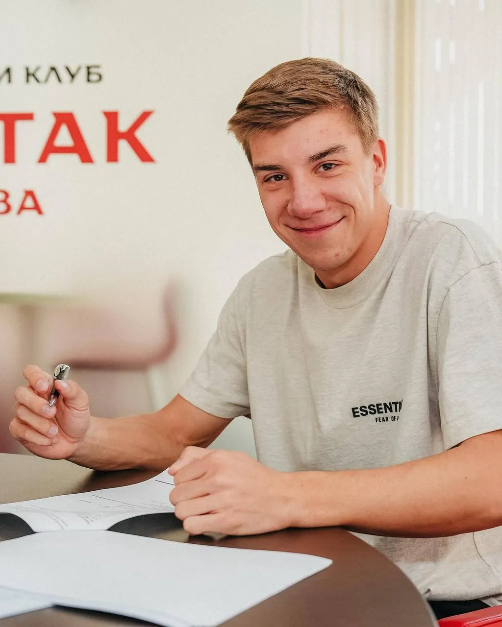 Спартак продлил контракт с защитником Игорем Дмитриевым Новое соглашение с 21 летним футболистом рассчитано до лета 2030 года сообщает сайт московского клуба Дмитриев дебютировал за Спартак летом 2025 года и с тех пор провел 32 матча в которых забил два мяча и отдал семь ассистов Подписывайтесь на РИА Новости Спорт в Mакс