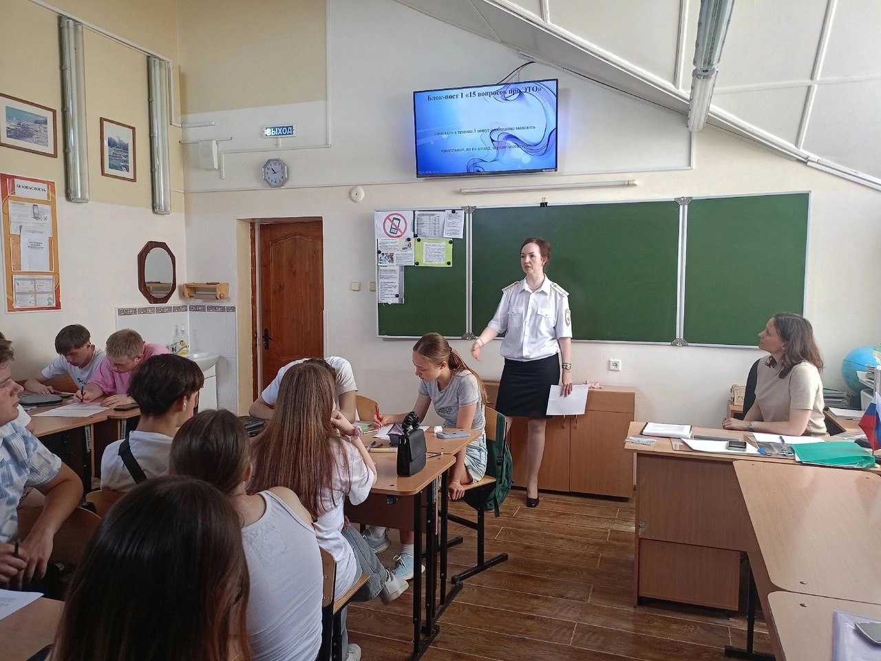 В Анапе проходит месячник антинаркотической направленности Очередное профилактическое мероприятие состоялось в гимназии «Аврора». Организаторы рассказали ученикам 10-го класса о вреде электронных систем доставки никотина в формате квест-игры, а также разобрали причины, при которых подросток может начать курить. Школьники выполнили творческие задания и командные упражнения для закрепления полученных знаний. Как отметили специалисты отделения медицинской профилактики анапской горбольницы, чтобы избежать вредных зависимостей, надо найти полезные альтернативы: новое хобби, занятия спортом или прогулки на свежем воздухе. Представитель отдела по контролю за оборотом наркотиков ОМВД России по городу Анапе рассказала, с какого возраста наступает уголовная ответственность за преступления.