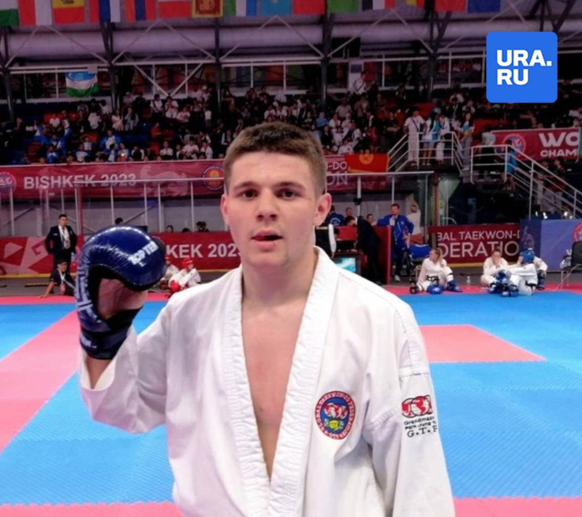 Чемпиона мира по тхэквондо Эмина Четинбага арестовали в Москве сообщили в столичном СК России По версии следствия спортсмен знакомился с криптовалютчиками а затем наводил на них похитителей среди которых были экс полицейские Бывшие силовики показывали служебные удостоверения и угрожали задержанием за якобы причастность к преступлениям включая финансирование терроризма Под давлением жертв заставляли переводить цифровые активы и передавать наличные Общая сумма ущерба превысила 4 млн рублей Следствием пятерым участникам преступной группы предъявлено обвинение и избрана мера пресечения в виде заключения под стражу Еще один фигурант объявлен в розыск Продолжается проведение следственных действий направленных на сбор и закрепление доказательственной базы говорится в сообщении СК России Подписаться на URA RU мы в MAX