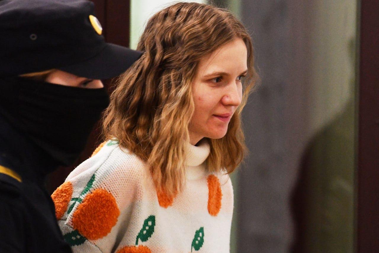 Дарья Трепова не ведет себя агрессивно заявили в УФСИН Ранее о том что Трепова инициировала драку в колонии заявила освободившаяся оттуда Хасис Петербурженку Дарью Трепову осужденную из за убийства Z блогера Владлена Татарского отправили в ШИЗО за нарушение установленного порядка сообщает ТАСС со ссылкой на УФСИН по Мордовии Кроме того в ведомстве назвали недостоверной информацию об агрессии со стороны Треповой В сети Интернет распространяется недостоверная информация о том что осужденная Трепова Д в исправительной колонии устраивала драки с другими осужденными Данная информация не соответствует действительности Взыскания в виде водворения в штрафной изолятор в отношении осужденной Треповой Д не связаны с проявлением физической агрессии в отношении других осужденных Откуда обвинение в драке 8 декабря на ютьюб канале Ксении Собчак вышло трехчасовое интервью с Евгенией Хасис фигуранткой дела об убийстве антифашистов адвоката Станислава Маркелова и журналистки Анастасии Бабуровой в январе 2009 года В ноябре она освободилась после 16 лет заключения В женской исправительной колонии в Мордовии она успела пересечься с петербургской заключенной Дарьей Треповой которая отбывает там наказание по делу о подрыве на встрече с военкором Владленом Татарским В беседе с Собчак Хасис рассказала что не хотела общаться с Треповой так как в плане идеологического поступка для нее это очень неприятная история По ее словам она наблюдала за девушкой со стороны и не увидела признаков того что Трепову могли использовать вслепую так как та вела себя по разному Сначала Трепова начинает играть роль девочки вегетарианки которая любит кошечек и в то же время ее закрывают в штрафном изоляторе за лютую драку Причем ее инициатором становится она сама рассказала Хасис Что важно знать В 2024 году Дарью Трепову осудили на 27 лет колонии ее признали виновной в совершении теракта группой лиц повлекшего смерть человека а также в незаконном обороте взрывных устройств и подделке документов Владлен Татарский погиб 2 апреля 2023 года в результате взрыва статуэтки которую Трепова принесла в кафе на Университетской набережной По информации Фонтанки девушка могла сделать это по указу активиста из Украины На суде петербурженка настаивала она была уверена что в статуэтке прослушка В октябре этого года муж Дарьи Треповой рассказал Бумаге что ее пытают в ШИЗО Сотрудники колонии по его словам намеренно оставляют дверь в изолятор открытой чтобы камера промерзала При этом Дарье не позволяют взять с собой теплые вещи на ней только нижнее белье панталоны и майка Фото Бумага Подписывайтесь на Бумагу и предлагайте новости