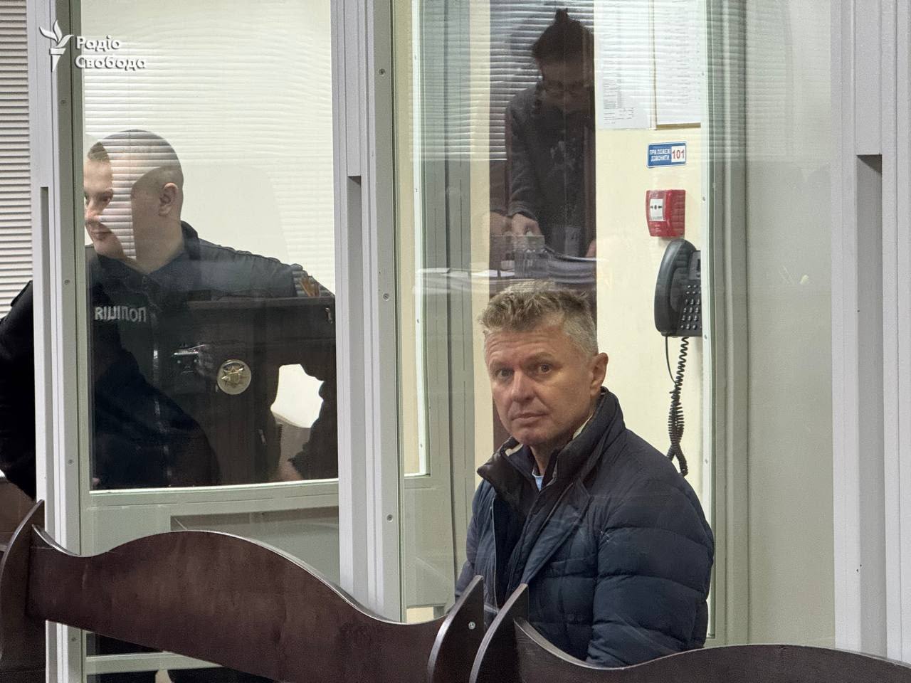 За фигуранта Миндичгейта Игоря Фурсенко внесли залог в 95 миллионов гривен сообщил его адвокат Петр Бойко Теперь Фурсенко обязан носить электронный браслет и сдать паспорта Кто именно внес залог адвокат комментировать отказался По данным СМИ залог за Фурсенко еще 24 ноября уплатила частная компания Варус Синерджи У нее уставный капитал в 100 тысяч гривен с основным видом деятельности оптовая торговля древесиной Игорь Фурсенко был исполнительным директором по безопасности Энергоатома и по данным следствия исполнял обязанности бухгалтера бэк офиса по легализации денег в схеме хищения в госпредприятии Сайт Страна X Twitter Прислать новость фото видео Реклама на канале Помощь