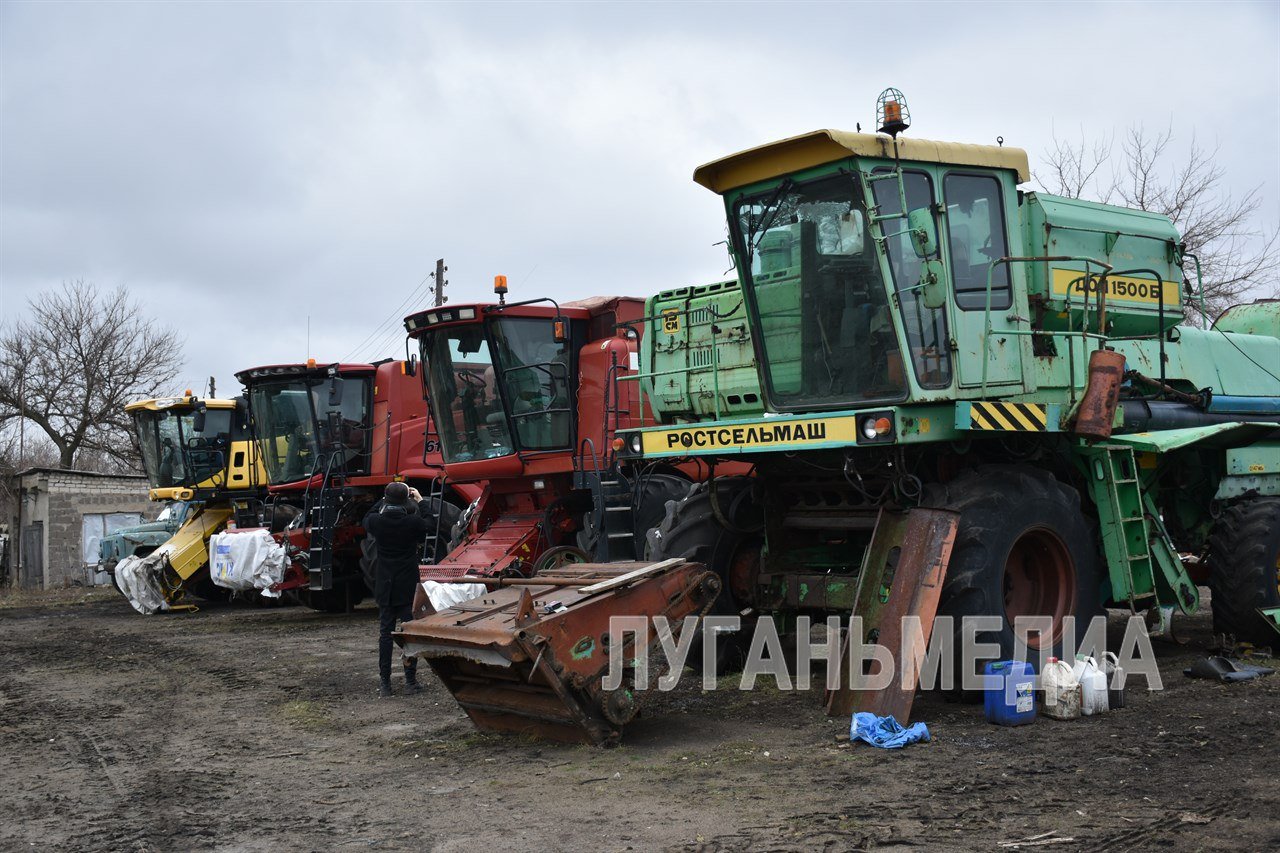 Сельхозпредприятие модернизирует производство благодаря участию в СЭЗ   Сельхозтоваропроизводитель из Станично-Луганского муниципального округа ООО «Деркул» вошел в свободную экономическую зону  СЭЗ  и реализует инвестиционный проект, направленный на модернизацию, расширение производства и создание новых рабочих мест.   Предприятие специализируется на растениеводстве и свиноводстве. На его полях выращивается озимая пшеница, рапс, подсолнечник, гречиха, лен, люцерна и другие культуры. На ферме содержатся более 700 голов свиней, число которых, благодаря участию в СЭЗ, может увеличиться до 1000. В настоящее время в ООО трудятся около 60 человек.    - Мы подали инвестиционный проект, в котором предусматривается расширение производства и увеличение количества рабочих мест. В связи с этим нам уменьшается социальный налог. За счет этих  сэкономленных  средств мы приобретаем новую технику, – рассказал директор ООО «Деркул» Станислав Рипка.   На сегодня предприятием уже приобретен рулонный пресс-подборщик для заготовки сена и соломы.    Срок функционирования СЭЗ – до 31 декабря 2050 года.            Вконтакте       Одноклаcсники