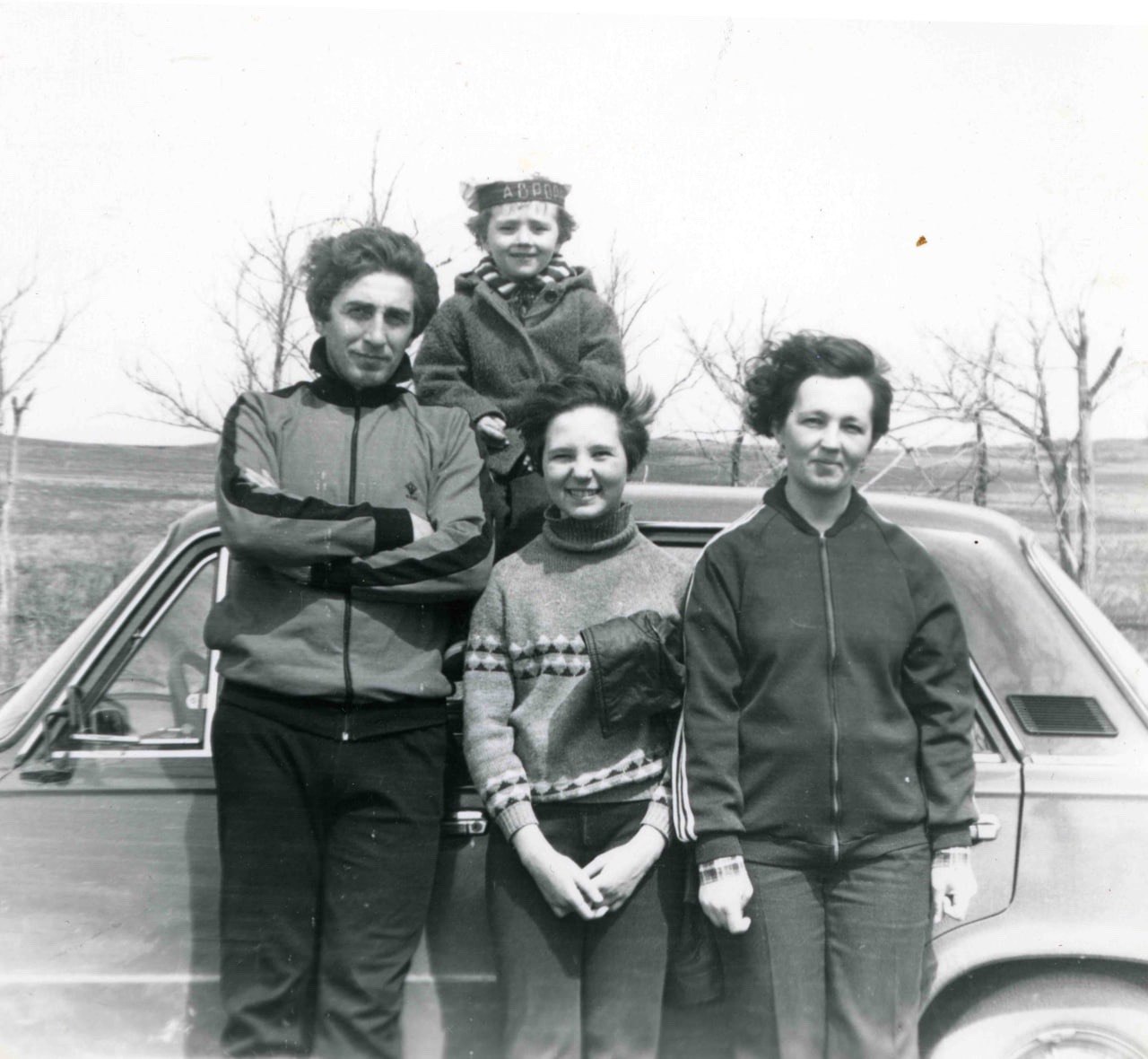 Депутаты Заксоба отклонили законопроект о региональном студенческом маткапитале Слуги народа решили с выплатами оренбургским мамочкам студенткам очницам в размере 100 тысяч рублей пока повременить в то время как в других регионах таким уже выплачивают по миллиону рублей за рождение первенцев Аргумент один бюджет не потянет такую нагрузку Обсуждая поддержку для студенческих семей на председателя Заксоба Оренбургской области Сергея Грачева нахлынули воспоминания У меня дочь родилась в советское время я тогда студентом был я вам точно говорю не было никаких мер поддержки Пошел на шабашку заработал денег снял квартиру orengorodovoy теперь и в МАХ Фото личная страница ВК Сергея Грачева