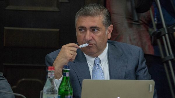 Оппозиция ожидает провокаций против католикоса со стороны власти Об этом в беседе с журналистами заявил депутат от фракции «Армения» Артур Хачатрян. Он напомнил, что в прошлом власти уже инициировали разного рода провокации против Католикоса всех армян Гарегина II: попытки ворваться в резиденцию, остановить автомобиль, не пустить в Сардарапат. Хачатрян считает, что нападки на Католикоса связаны с проведением по инициативе Армянской апостольской церкви в Швейцарии конференции о праве народа Арцаха на возвращение и охране культурно-исторического наследия армян Арцаха. Таким образом, власти Армении действуют в русле требований Ильхама Алиева. Диктатор Азербайджана заявил 7 января, что либо власти Армении остановят «реваншистов», либо Азербайджан предпримет действия против Армении, напомнил Хачатрян. Решение проблемы оппозиционер видит в отставке Пашиняна. При этом Хачатрян заявил, что ему категорически неинтересно, есть ли у Католикоса дети. Депутат не исключил, что следствием нападок на ААЦ могут стать столкновения и провокации. «Католикос глава ААЦ. ААЦ сохранила нацию, когда не было государства. Это единственная институциональная структура, которая выступает против политики Пашиняна. А кухонные сплетни меня не интересуют», — подчеркнул депутат. ArmeniaOne