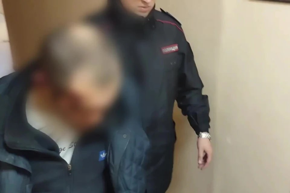 Истыкал ножом и продолжил спокойно пить: в Челябинске задержали напавшего на женщину рецидивиста В Челябинске после нападения мужчины на женщину возбудили уголовное дело о покушении на убийство. Инцидент произошел у подъезда дома №61А по улице Российской. Пара распивала спиртное. Но потом 49-летний мужчина приревновал 45-летнюю собутыльнцу. Он вытащил нож и несколько раз ударил им 45-летнюю женщину. Та упала на асфальт, зажимая раны. Мужчина после этого спокойно сел на лавку, допил оставшееся спиртное и ушел. Женщину увезли в больницу. А агрессора вскоре схватили полицейские. Оказалось, у него уже есть судимость. — Решается вопрос о предъявлении обвинения и избрании меры пресечения, — рассказала в СУ Следственного комитета по Челябинской области. — Назначен комплекс судебных экспертиз.